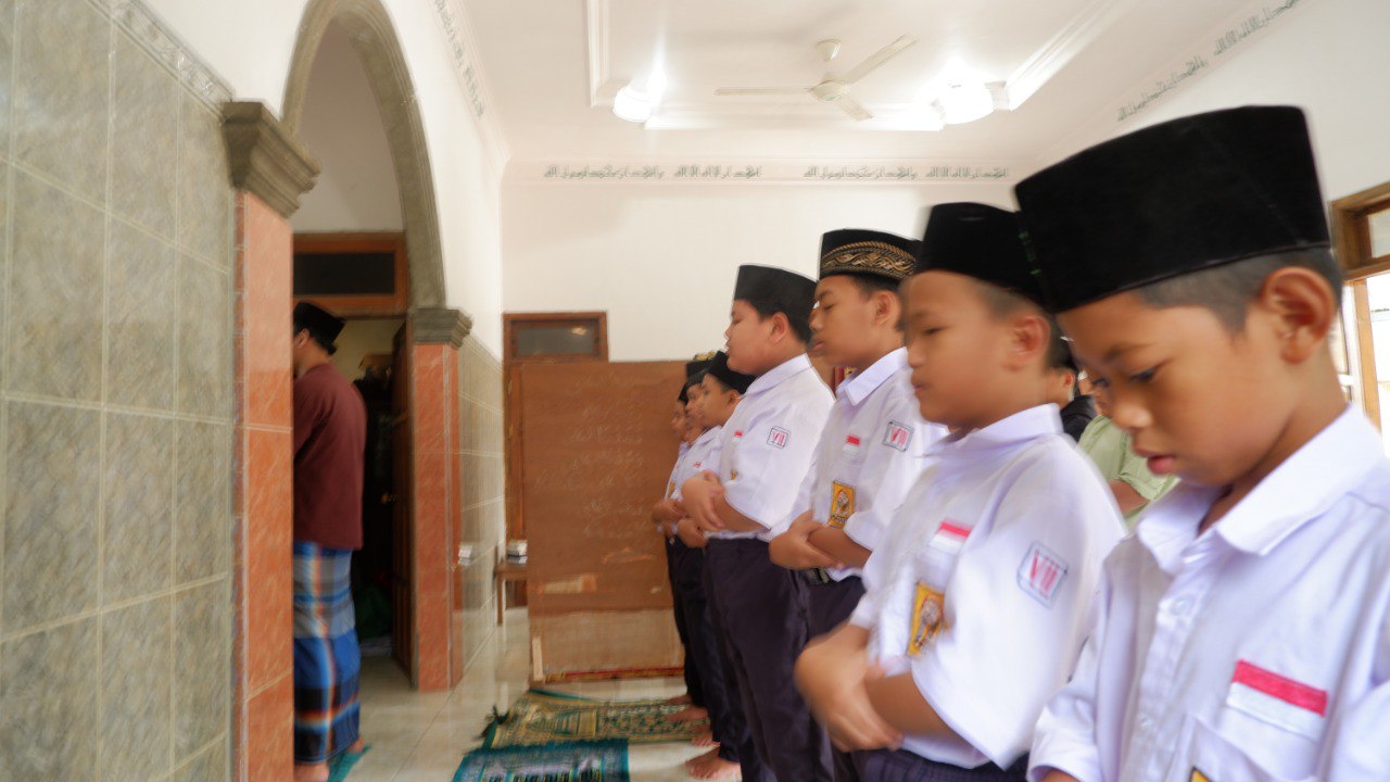 Menumbuhkan karakter dan mental siswa SMP Qur’an terpadu Assalafiah Bageng GEMBONG melalui sholat dhuha.