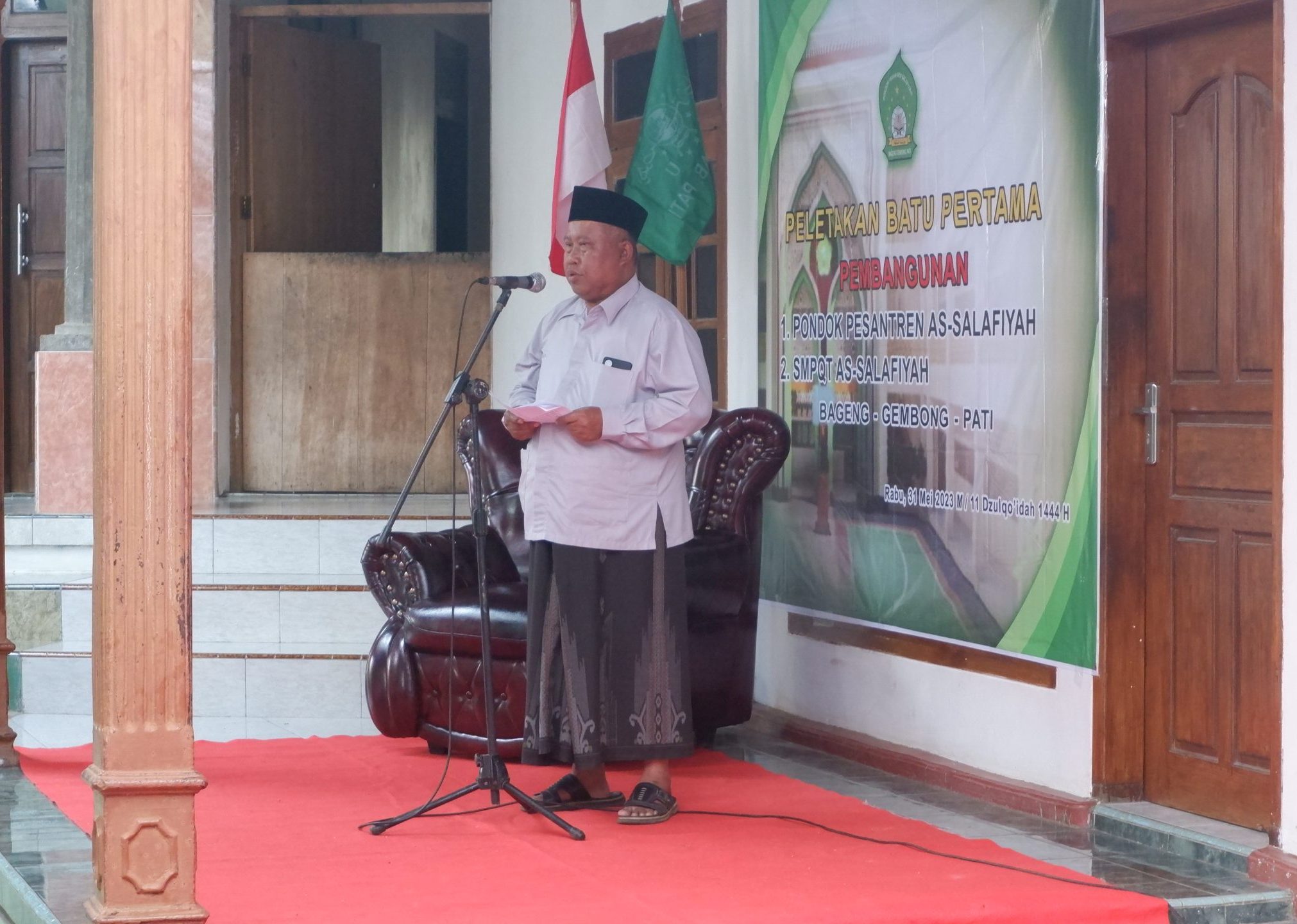 KH Rusydi Achmadi Memberi Sambutan Bersejarah dalam Acara Peletakan Batu Pertama