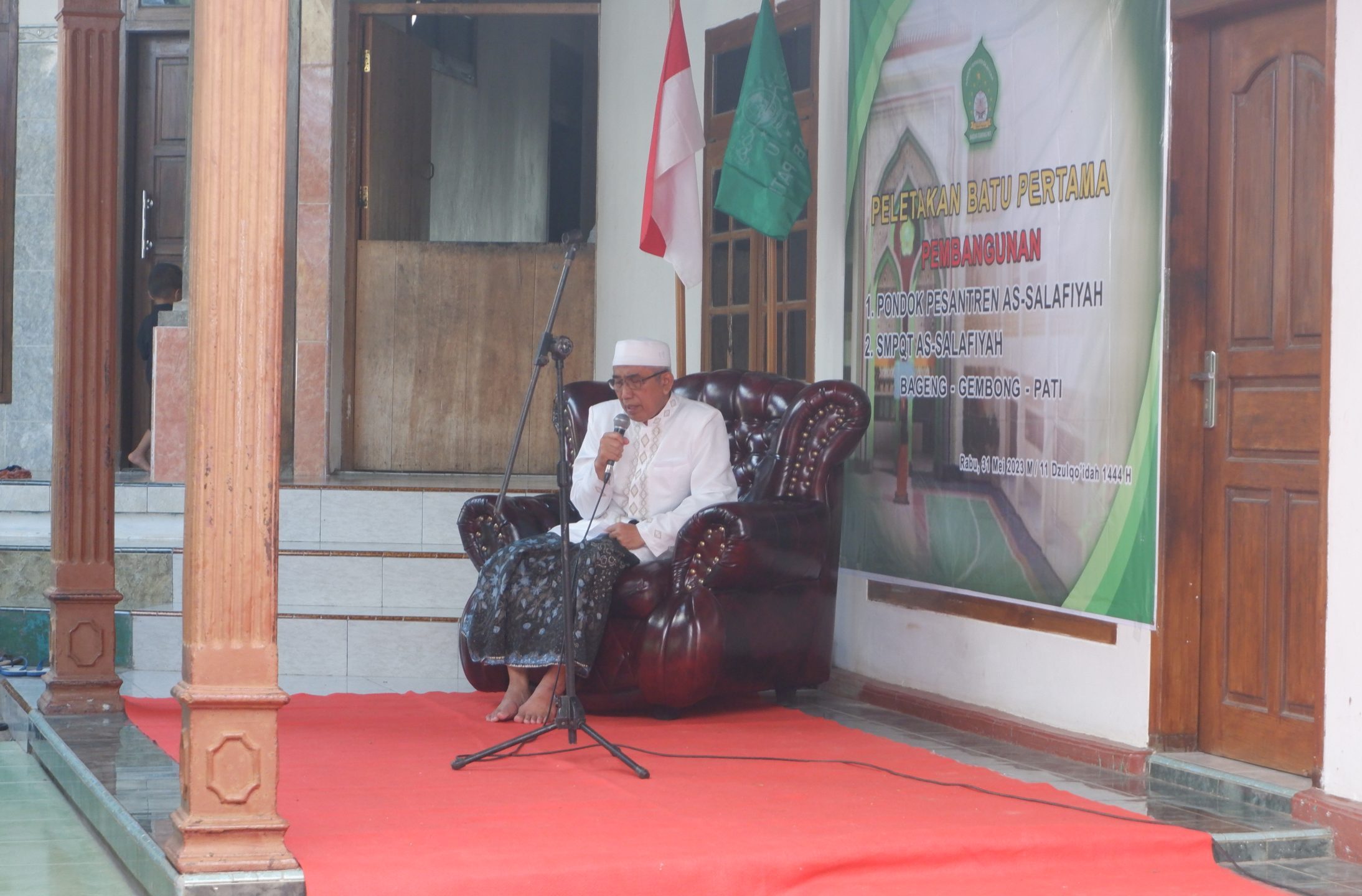 Peletakan Batu Pertama: Kyai Hasan Fauzi Pimpin Sesi Tahlil