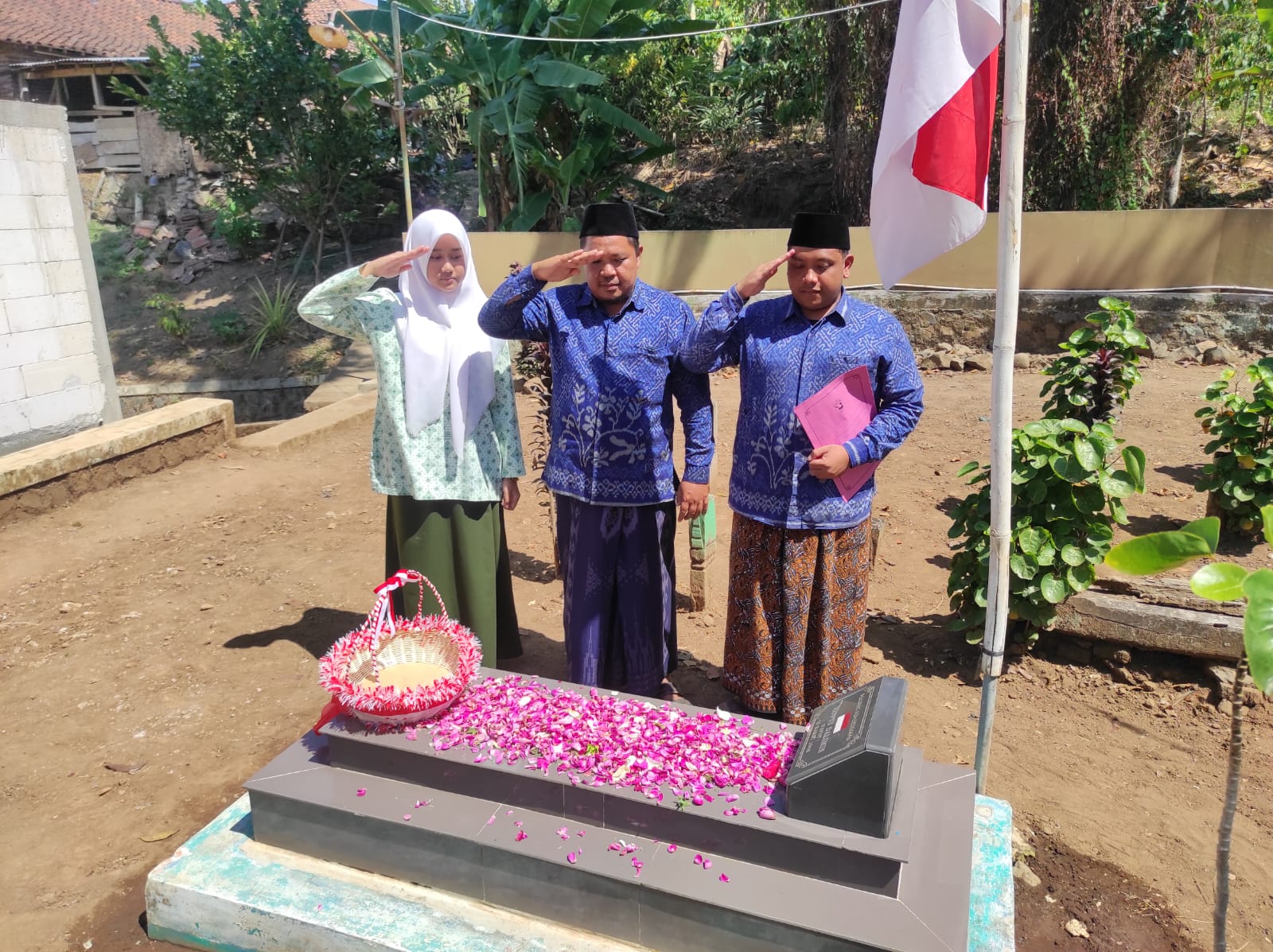 Desa Bageng Merayakan HUT RI ke-78 dengan Tabur Bunga di Makam Koptu Dalimin