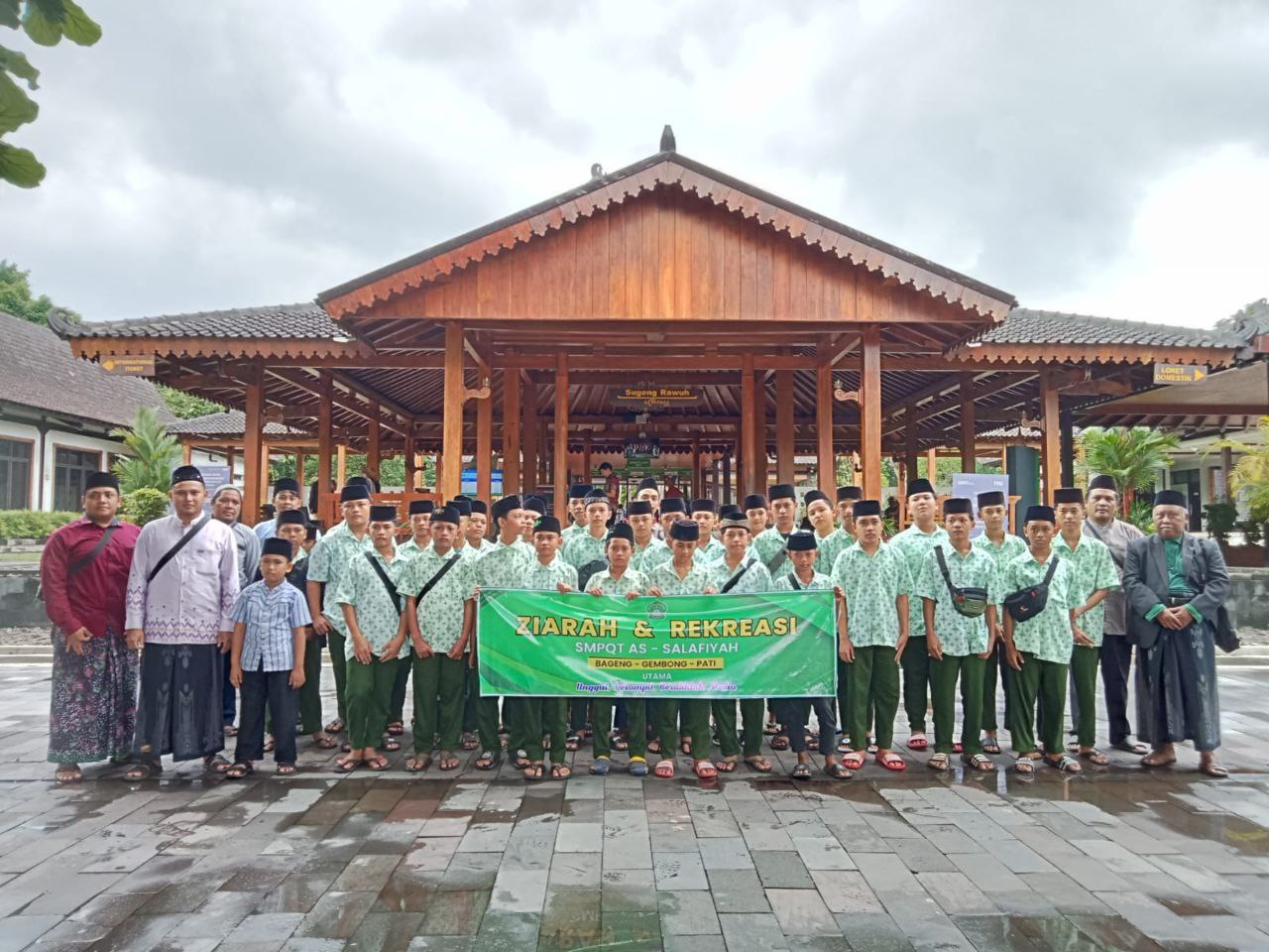 Berita Kegiatan Ziarah dan Rekreasi SMPQT As-Salafiyah di Sunan Kalijaga, Borobudur, dan Gunung Pring