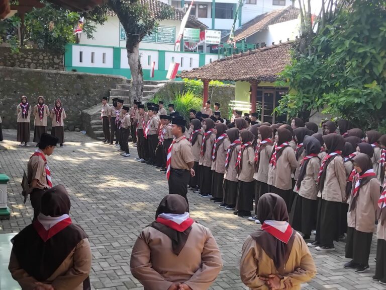 Upacara Peringatan Hari Pramuka 2025 SMAQT-SMPQT As-Salafiyah Sukses Digelar