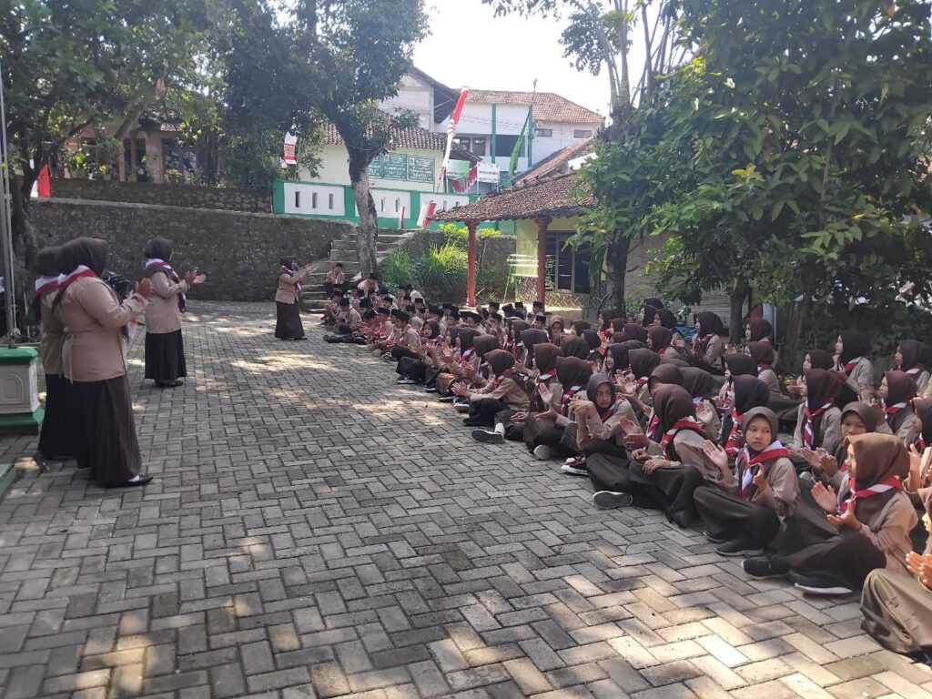 Upacara Peringatan Hari Pramuka 2025 SMAQT-SMPQT As-Salafiyah Sukses Digelar