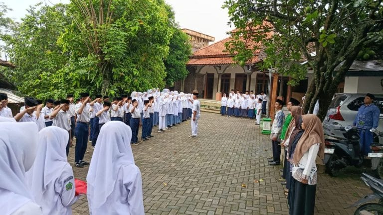Yayasan As-Salafiyah Bageng Gembong Gelar Upacara Peringatan Hari Sumpah Pemuda ke-97