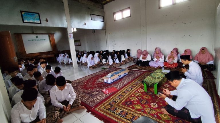 Yayasan As-Salafiyah Bageng Gembong Peringati Hari Santri Nasional 2025 dengan Khidmat