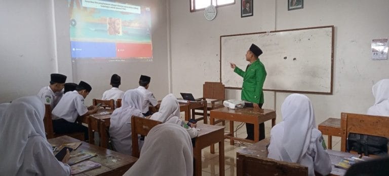 Mahasiswa KKN UIN SSN Cirebon Sukses Gelar Program Penguatan Pendidikan Digital di SMPQT-SMAQT As-Salafiyah
